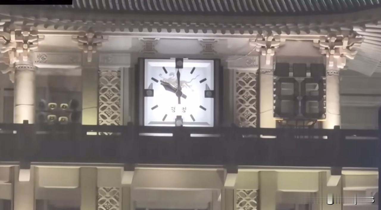 朝鲜阅兵是晚上10点才开始的，阅兵结束都快夜里12点了，平壤市民回到家里估计要深