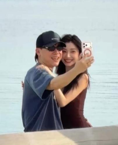 兄弟曾经的女人，如今成了自己的女友。胡彦斌这把玩的真是漂亮。有网友发现，老胡和小