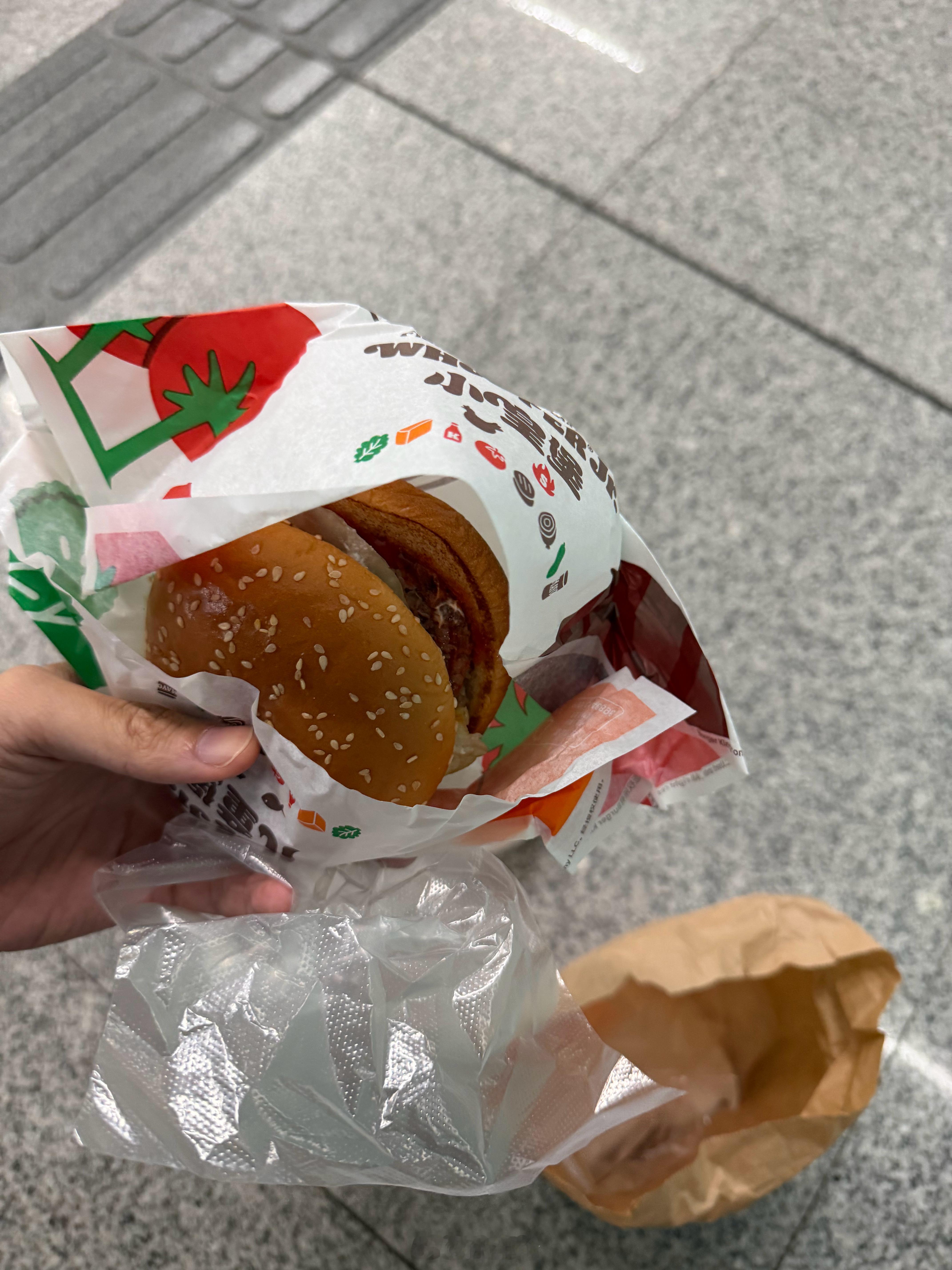 蹲在地铁站啃汉堡，这日子过的已经忙成这样了