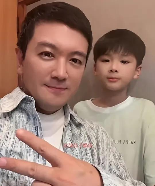 8月17日，杨子携两个儿子安迪与安麟前往日本旅游，这也是他离婚后首次与孩子们共同