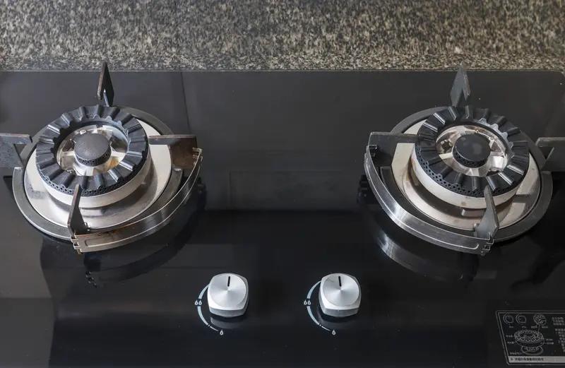 最近湖南长沙一小区出了个奇事儿，有个租户把炉灶架窗外炒菜。这事儿被网民曝光后引发