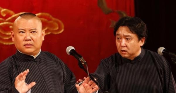 2008年，郭德纲台上说相声，突然抛出一句暗讽：北京有个有名的老相声艺术家，他闺