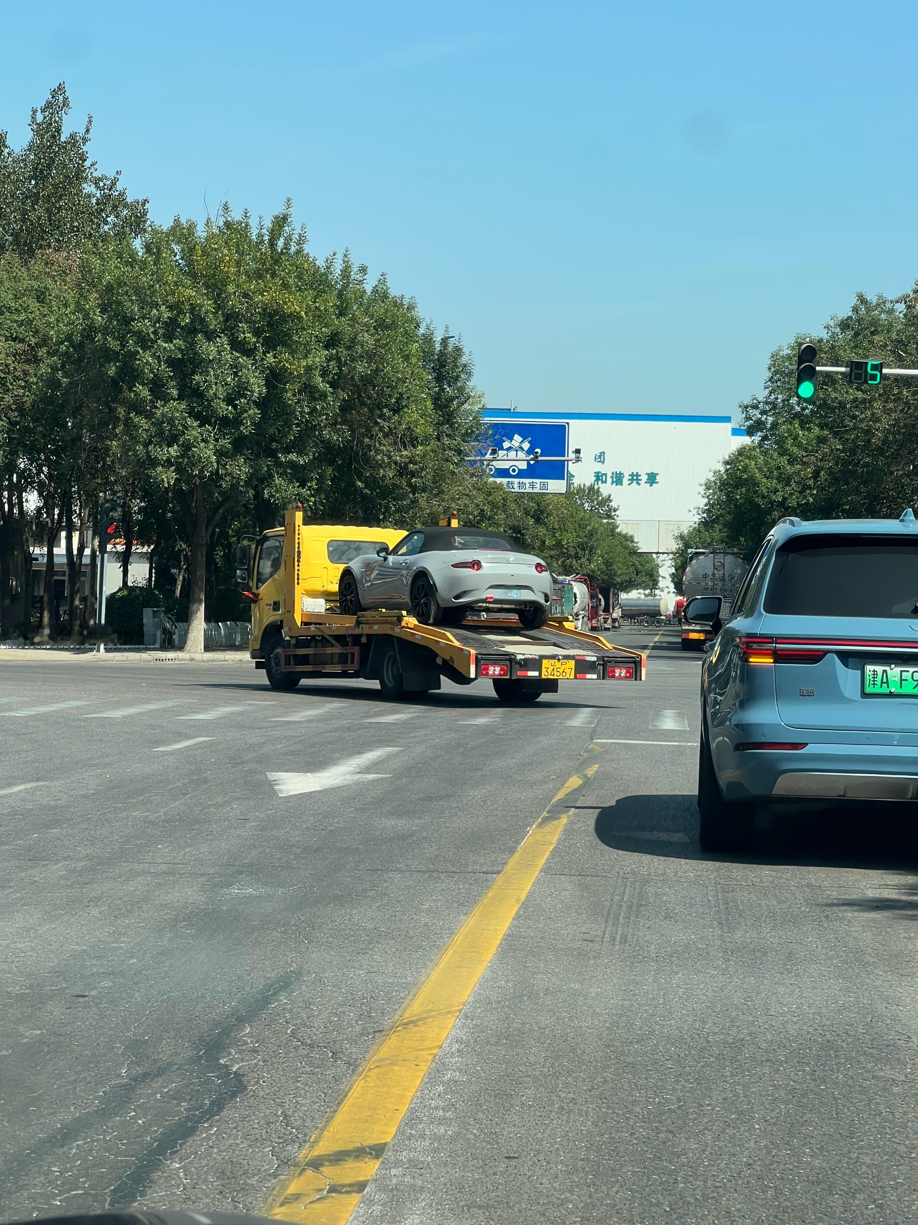 卖手动挡小跑车的人，自己开什么车[doge]客户的车在板车上客户在理想one上拍