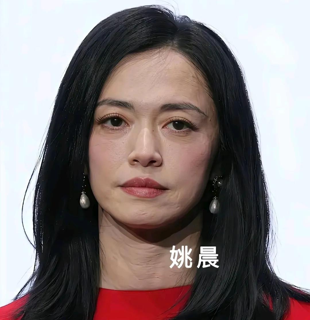 她怎么有颈纹了？颈纹应该到50.60时才有吧她好像才四十几吧这镜头高