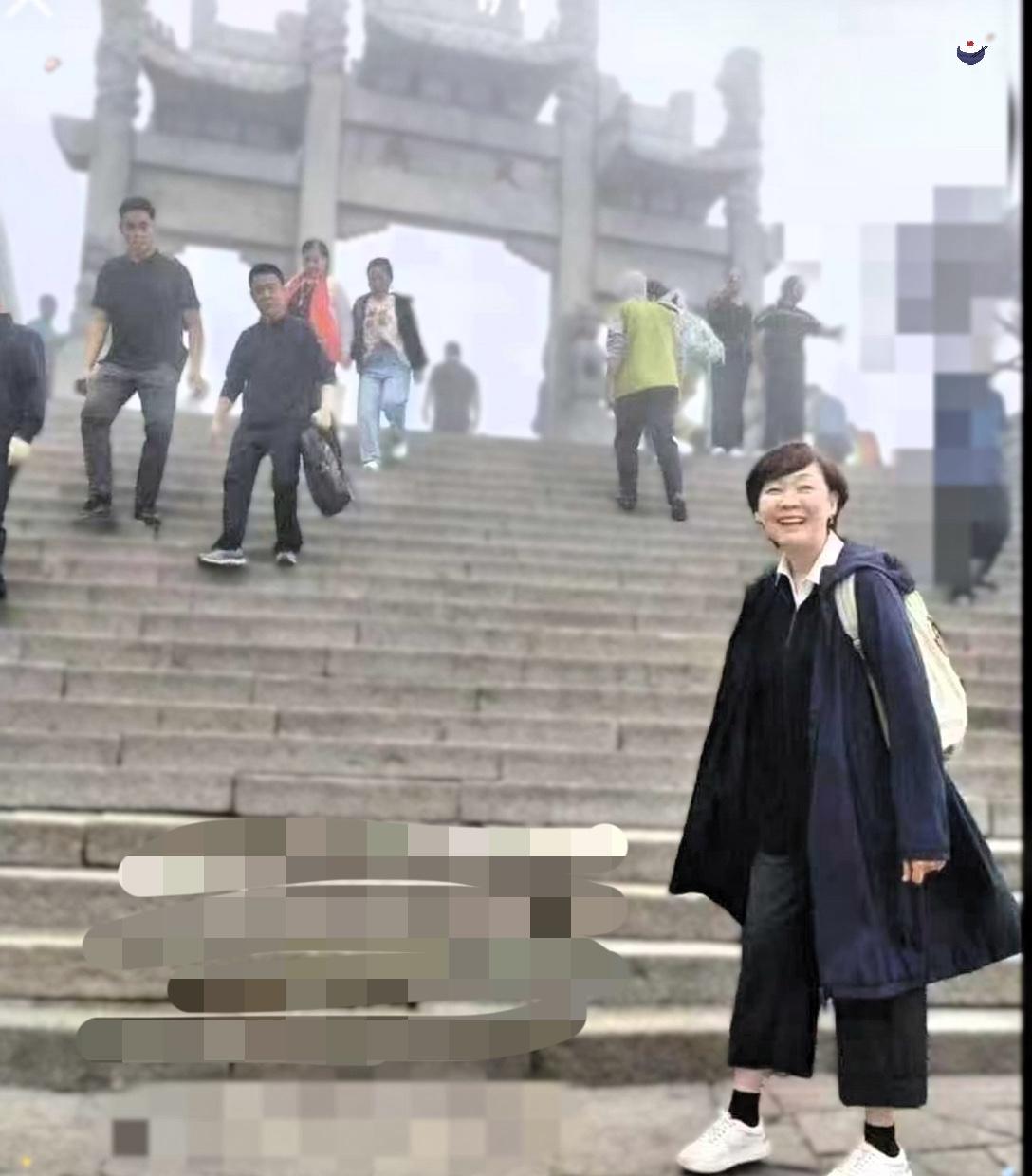 安倍晋三的夫人安倍昭惠，悄悄来中国登了泰山。她穿着一身朴素的衣服，脸上挂着