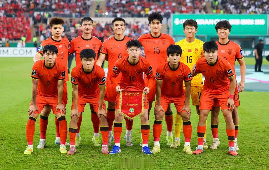 不到24小时，中国足球经历了两个完全不同的夜晚。成年国足0比5负于巴勒斯坦，U2