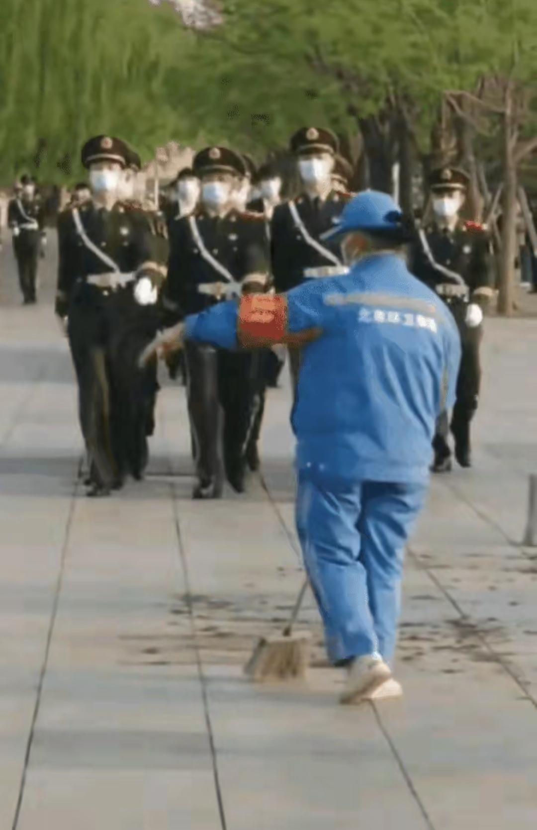 一支武警部队经过，环卫大妈正在打扫，地板上有泥土和垃圾，大妈让队伍绕行，万万没想