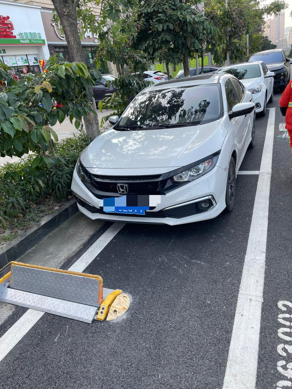 如果大家都不在车位里面停车的话，其实也是很整齐的是吗？这个车位锁的发明者有没有申