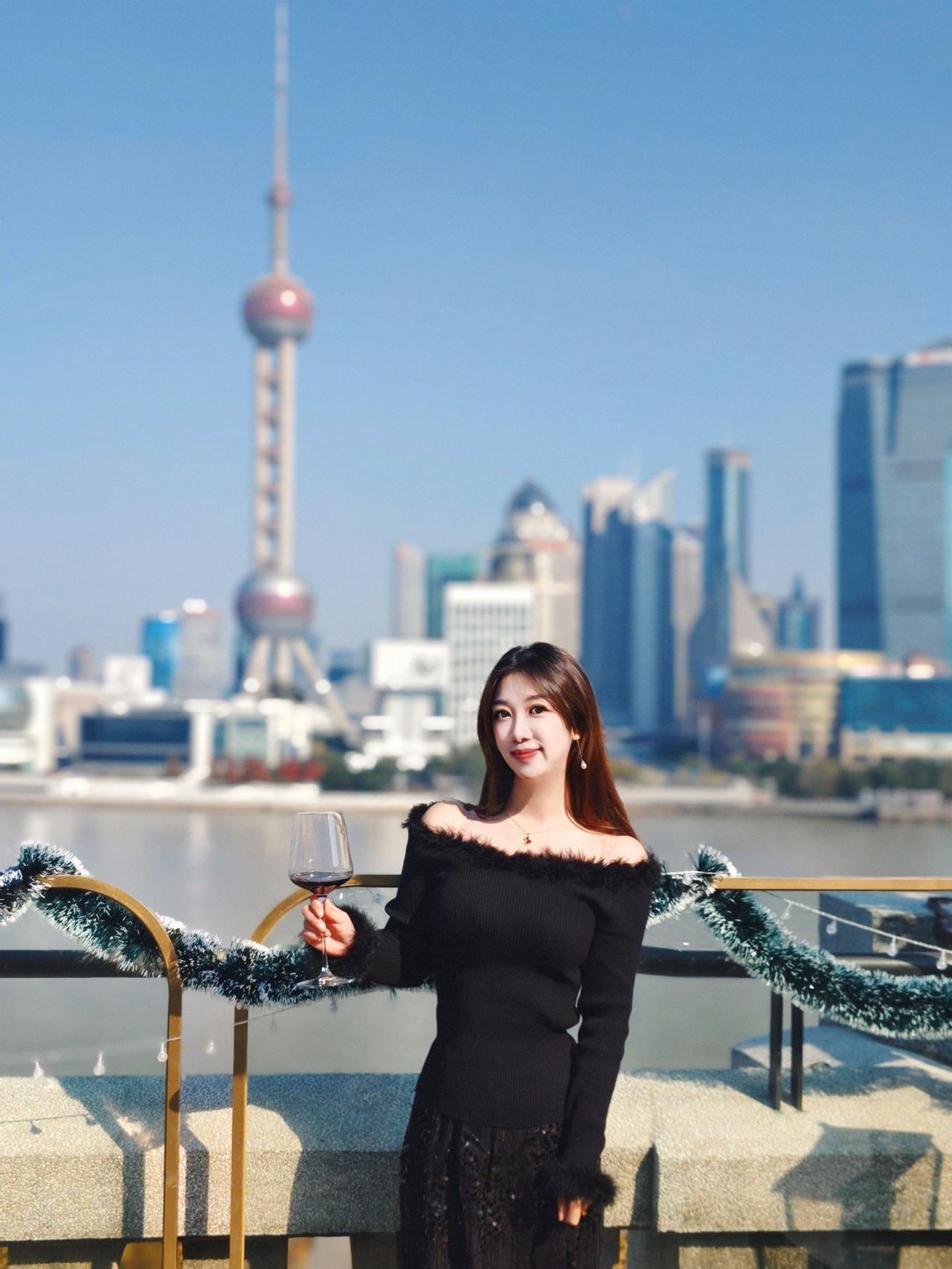 很多人疑惑，为何深圳GDP一直超不过上海和北京？这里北京我先放一边不说，上海这座