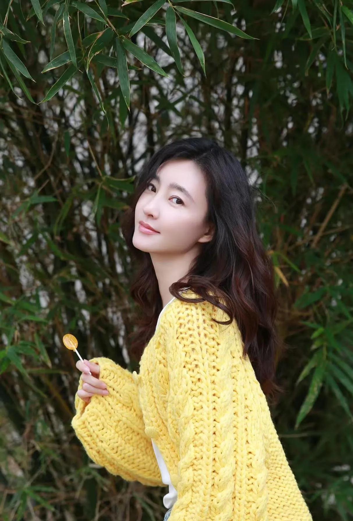 王丽坤的春日穿搭，把温柔与时髦焊在身上了真的被王丽坤的气质狠狠折服✨这身