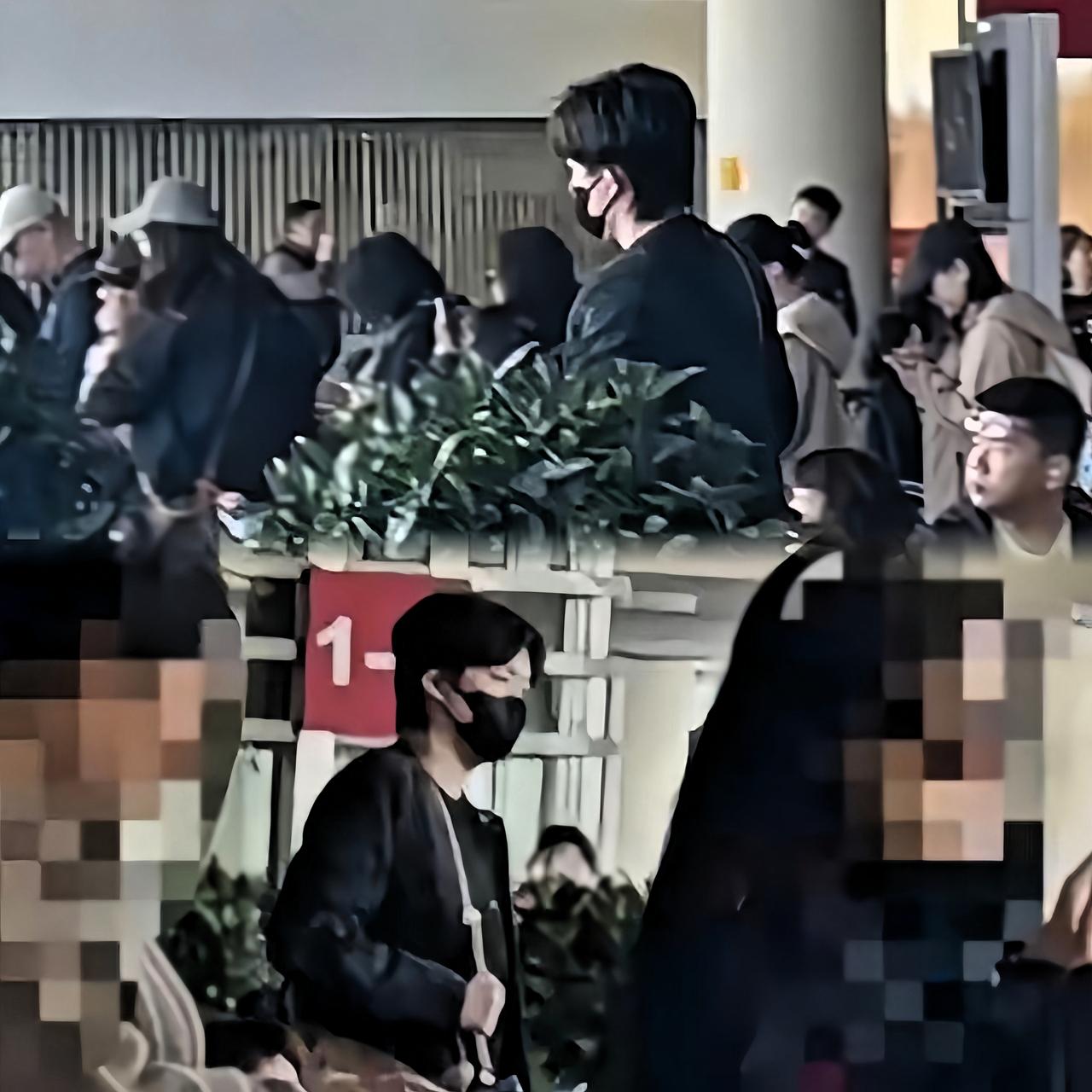 今天中午，大头从澳门飞回北京啦！这次爸妈没同行，是和皓哥、杨指一起回的~