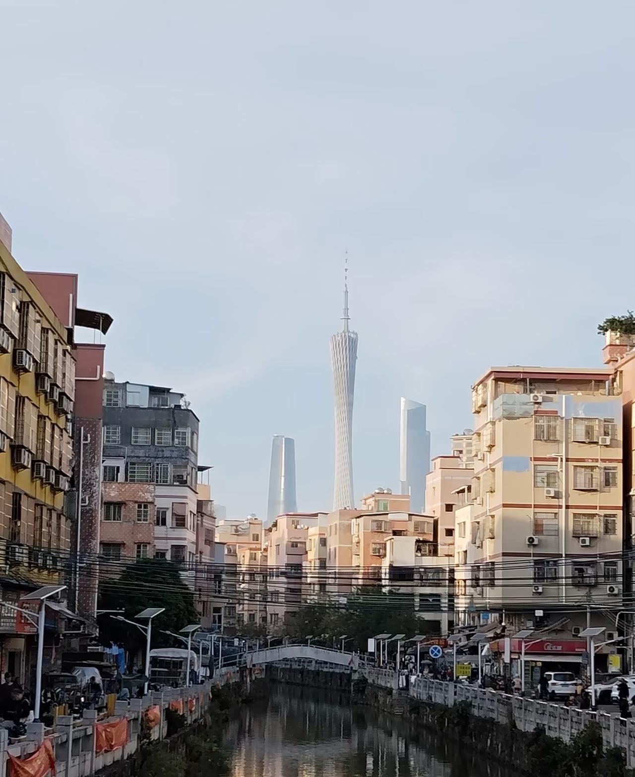 海珠大塘要拆迁了。一个月半没回广州玩了，下了地铁发现怎么商铺都关着，然后就看