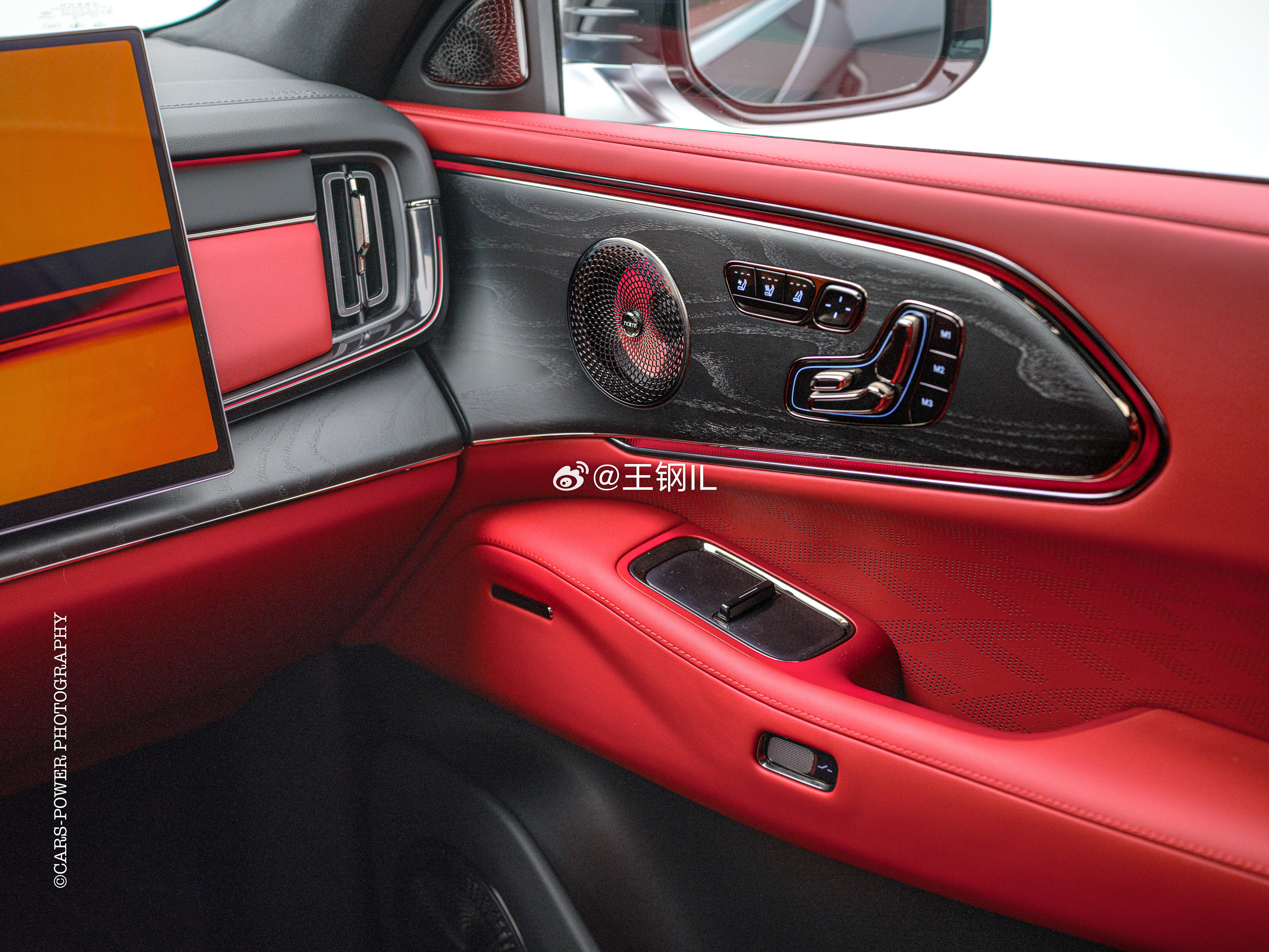 全新旗舰豪华SUV极氪8X内饰，新车内饰有白黑、棕黑、纯黑、红黑四种配色，四种