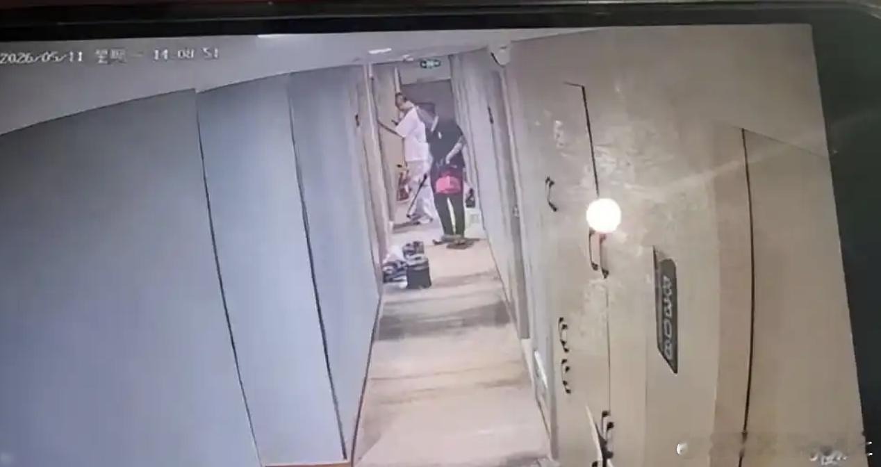刚看到个事，替那个姑娘憋屈。武汉一位女生出差住酒店，下午洗完澡出来衣服还没穿利索