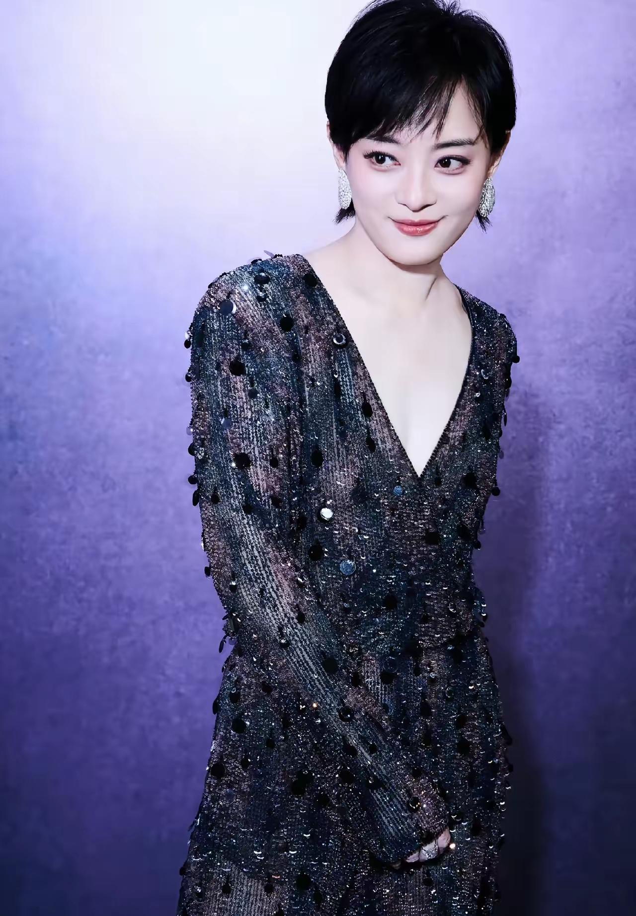 孙俪现在不竟美回来了，穿着打扮也来了个质的飞跃！以前孙俪每次出镜都很土气，眼