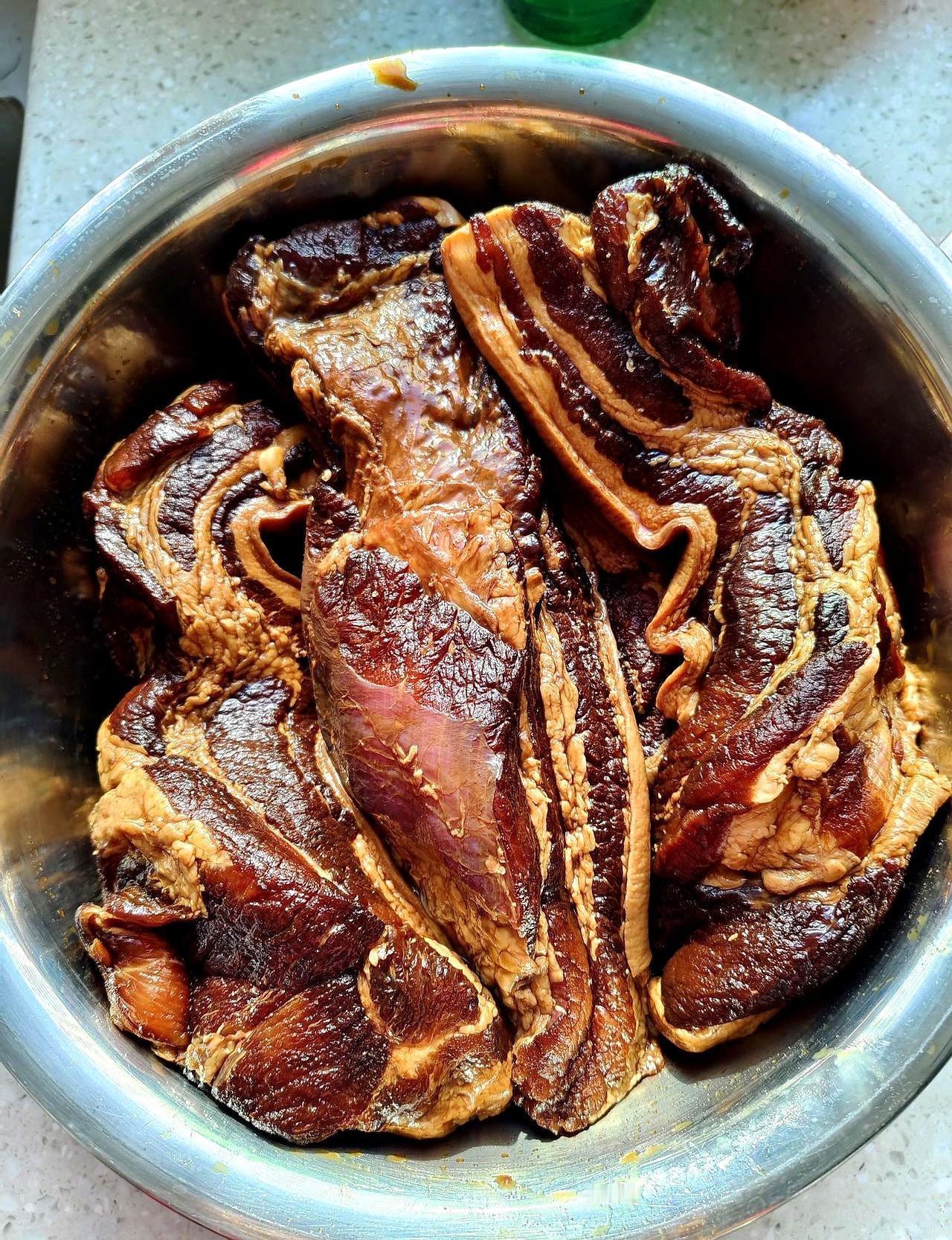 这个时间猪肉特别便宜，赶紧买回来做牛肉干