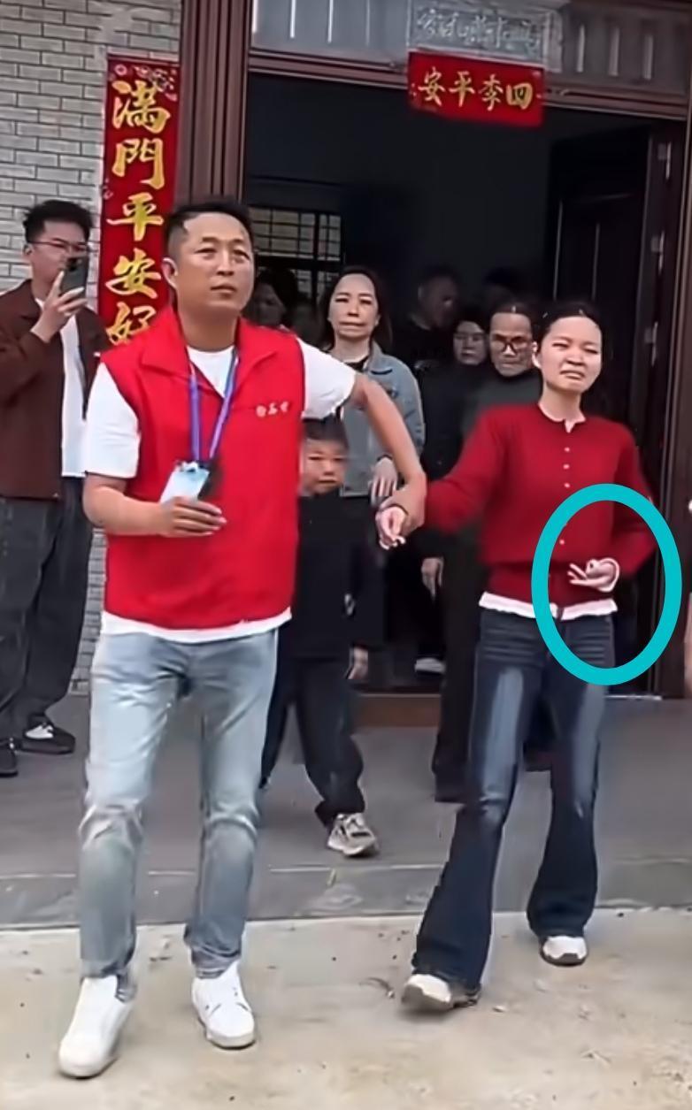 我姐看了小妈祖被拉出门的视频，她说，从这个视频来看，这个女孩子还没有上轿子，