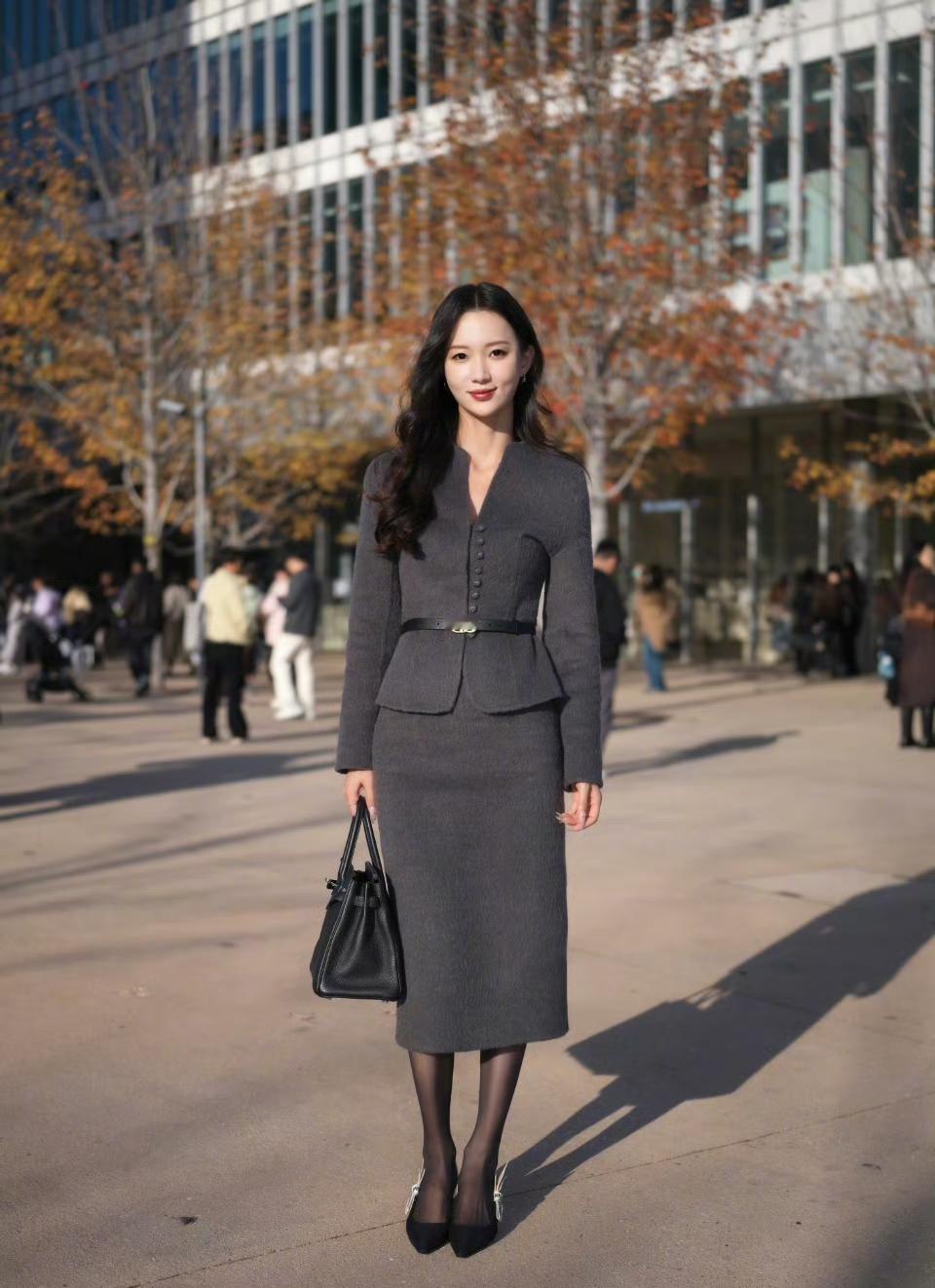 街拍一枚大学女老师，黑丝职业装好有韵味！