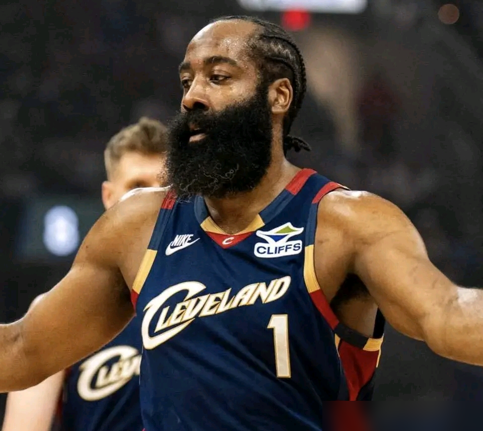 美媒刚抖出一份吓人的数据，NBA历史上最变态的纪录，竟然被哈登死死捏在手里。单场砍50分挺难，拿三双