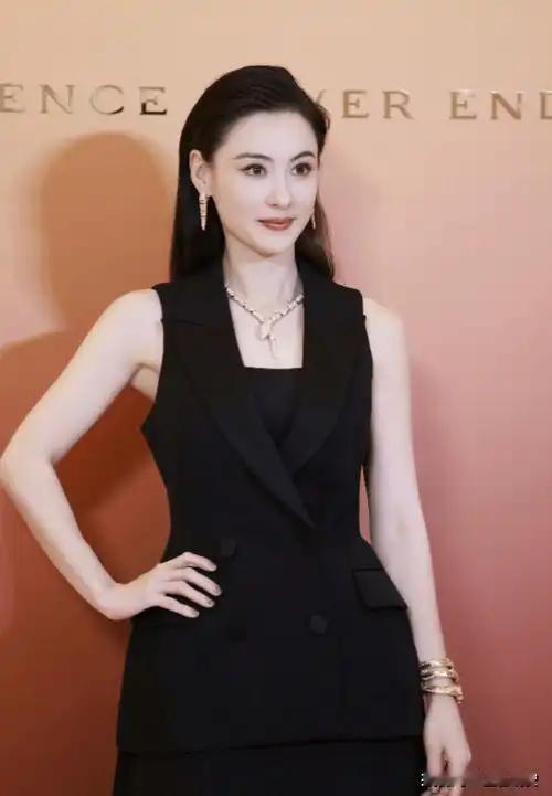 昨晚张柏芝在舞台重唱老歌，全场泪崩她却笑得云淡风轻。看到这样强势的张柏芝，我忽然