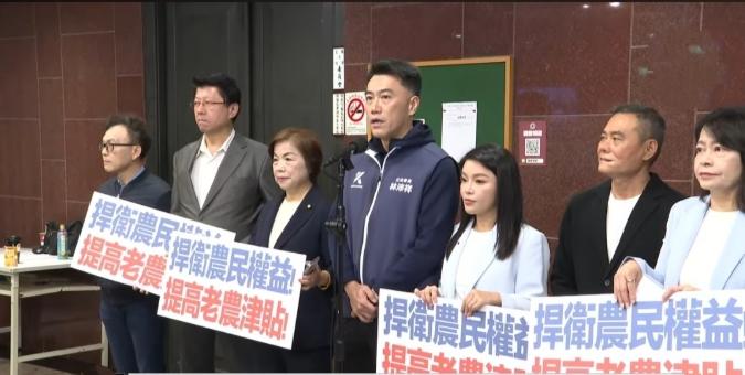 笑不活了！23位民进党立委今天（12月19日）上午举行记者会，主张老农津贴从