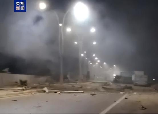 这一夜炸大威力爆炸，美国和沙特战机一夜密集轰炸，伊拉克第30旅总部，现场血流满地