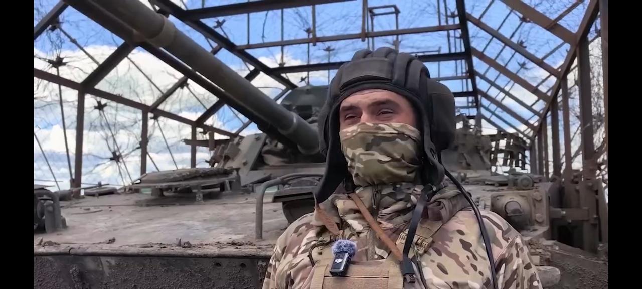 一辆经过改装的俄罗斯BMP-3步兵战车；该车加装了大型顶部防无人机格栅（由金