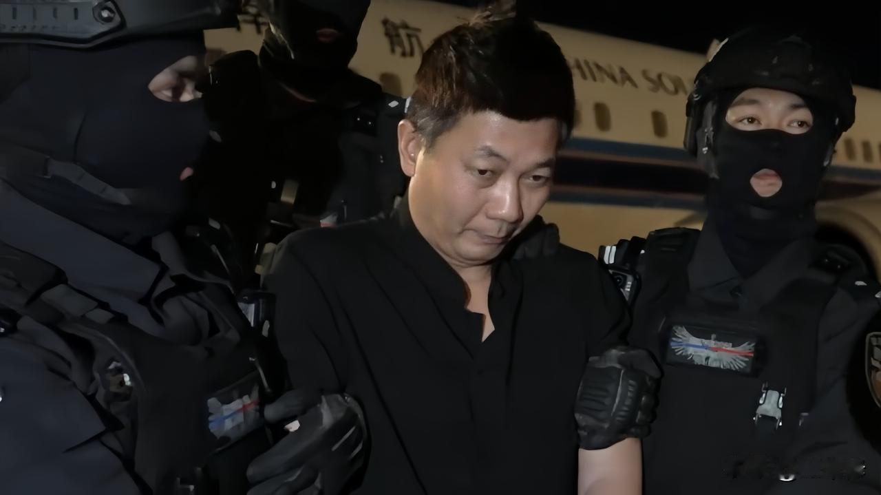 刘忍生于安徽灵璧，出身普通。辍学后无所事事，2000年前后，姐姐将其带到柬埔