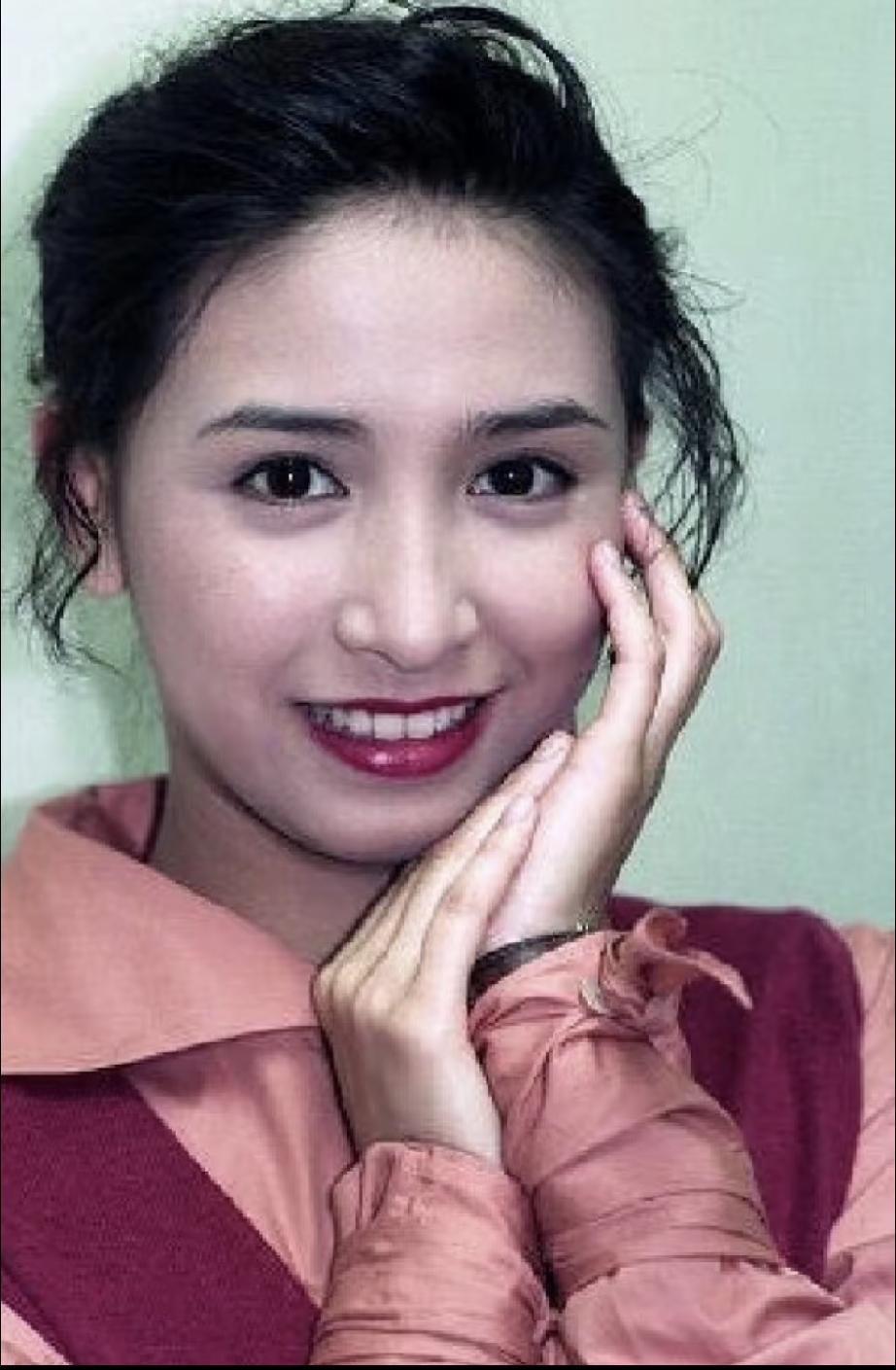 吴婉芳是港姐史上首位“三料港姐”，她气质娴静淡雅，多年容颜不改，被称为冻龄美魔