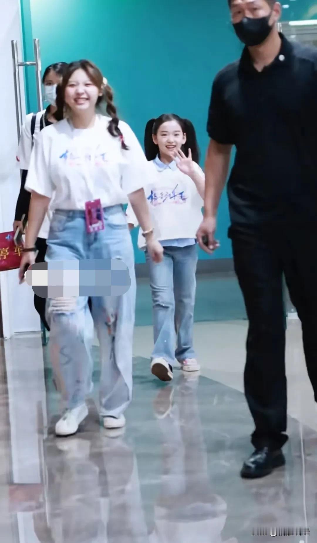 董璇女儿这是“正式上班”了吗？[呲牙笑]小酒窝出席电影《轻于鸿毛》的北京首映礼，
