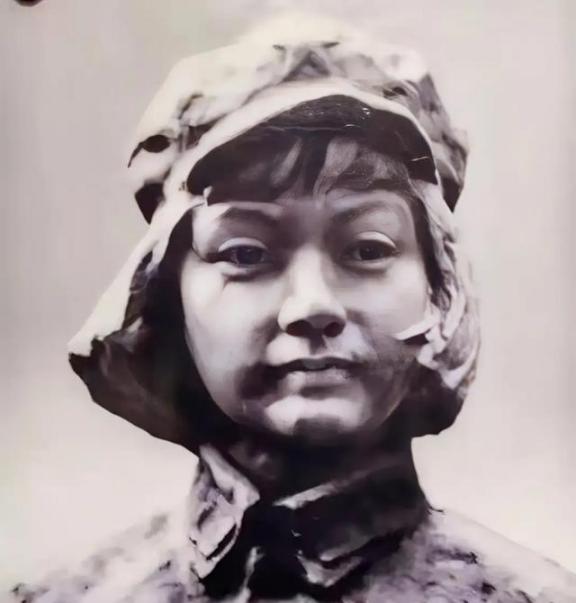 1929年，朱德正和妻子睡觉，突然十几个敌兵破门而入，大喊：“谁是朱德！”危急时