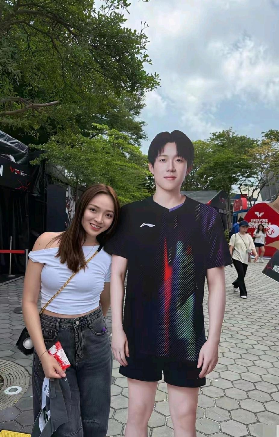 这到底是真王楚钦还是立牌？我赌五毛是假的！刷到这张同框照，第一眼差点以为是