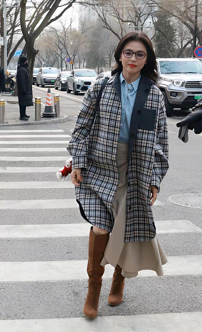 1月25日，刘涛北京街拍美爆了！镜头下得刘涛，身穿格纹大衣，内搭天蓝色衬衣，看