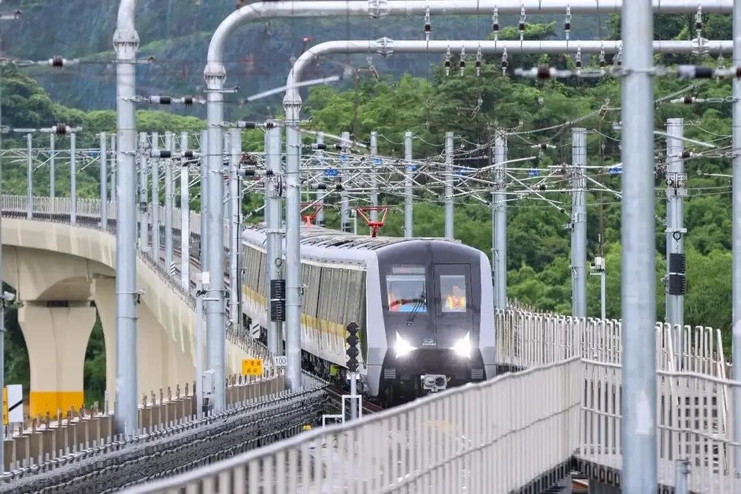 惊喜来得太快了！全线通电狂飙，杭德市域铁路“毕业大考”一把过！这一刻，德清人等