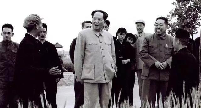 “主席，吃肉吃不垮新中国。”1961年，中南海里，周总理与毛主席正谈论工作。突然
