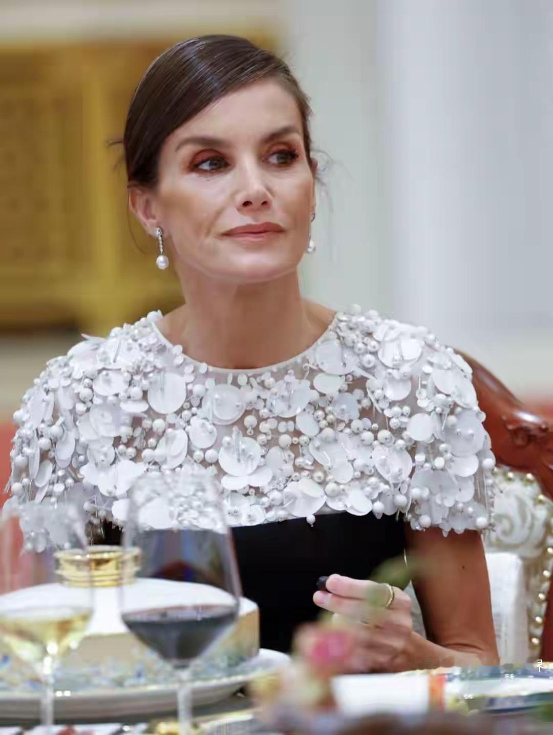 西班牙王后北京国宴的“大招”也太接地气了！53岁穿黑白亮片裙配盘发惊艳全场，看着