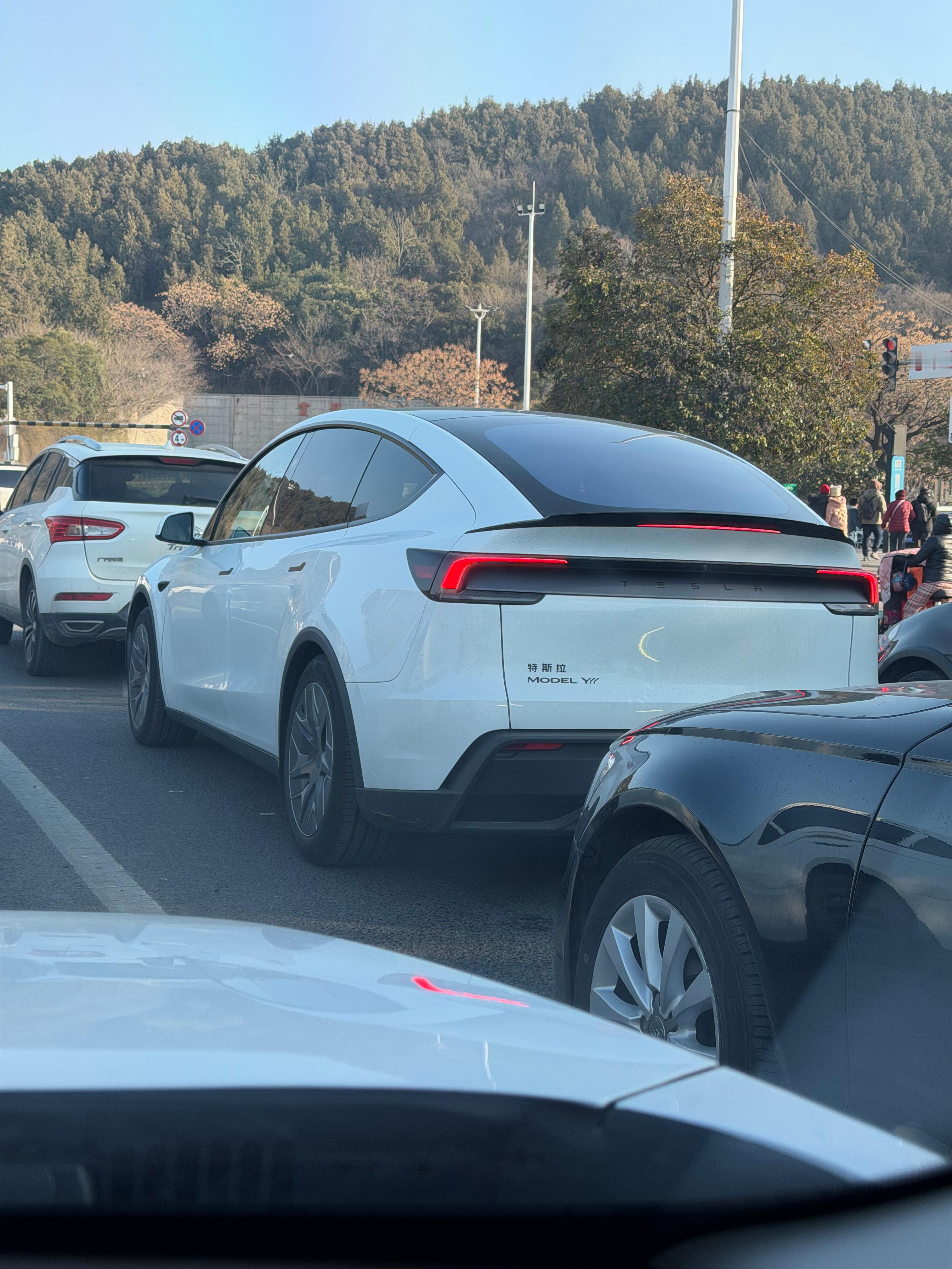 路上遇到一辆特斯拉ModelYL，感觉屁股比Y好看，是我的错觉吗