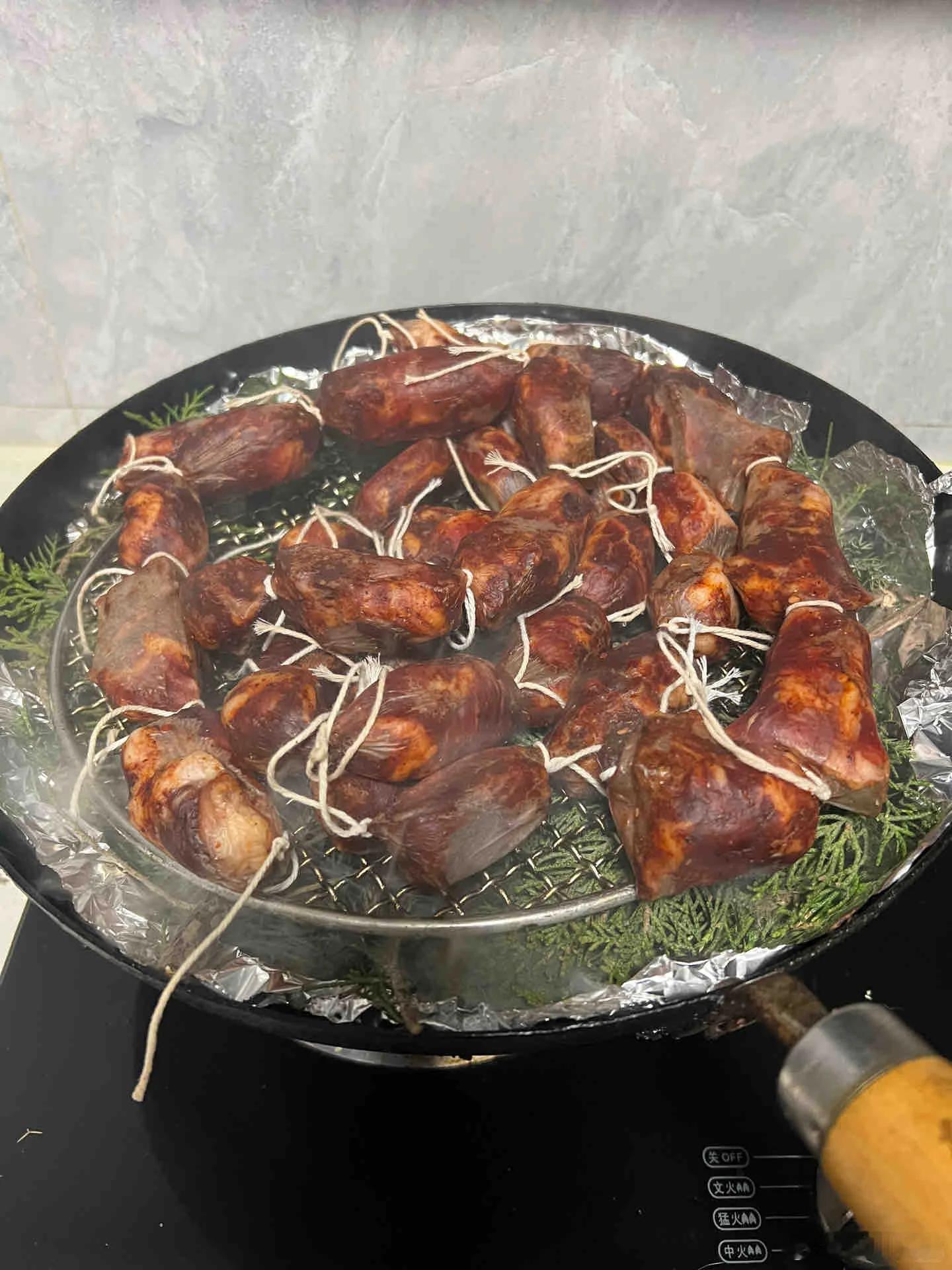 四川人民薰香肠腊肉的各种办法好吃是好吃，就是有点伤锅伤人，不要轻易尝试四川美食