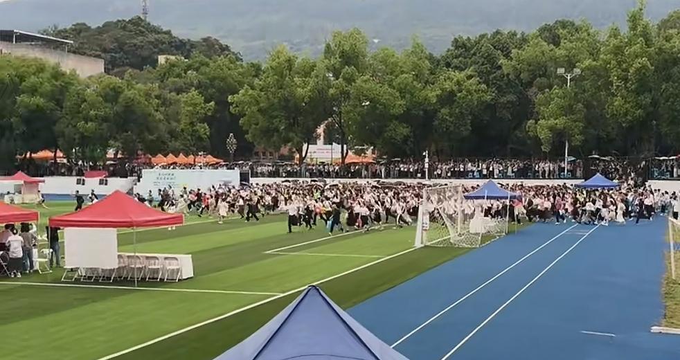 近日，在西南大学蓉漂招聘会上，学子们奔跑投简历那一幕，让人震撼又心酸。好多人不