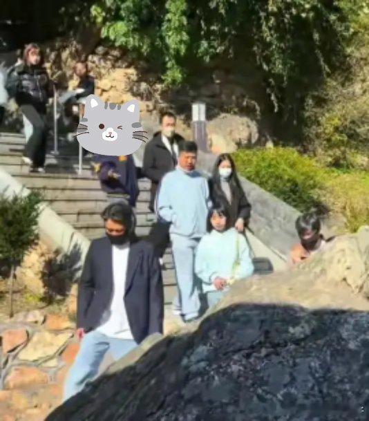 辛柏青和女儿到大孤山祈福，父女俩牵手同行，17岁辛蕊仪正脸曝光！！！​​​