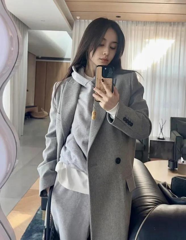 王子文小个子穿搭又封神！灰色大衣+运动套装，时髦减龄还高级，太会穿了王子文