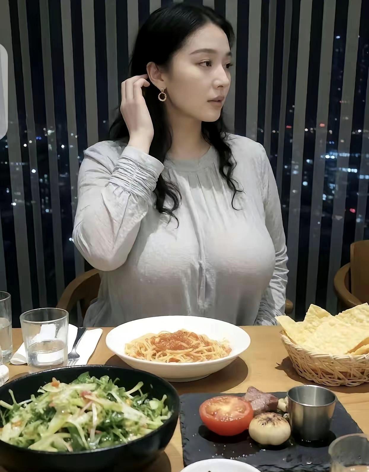 女人在网上说，丈夫说她的身材有点像冬瓜，她听了就非常生气，她发了张照片，叫大家看