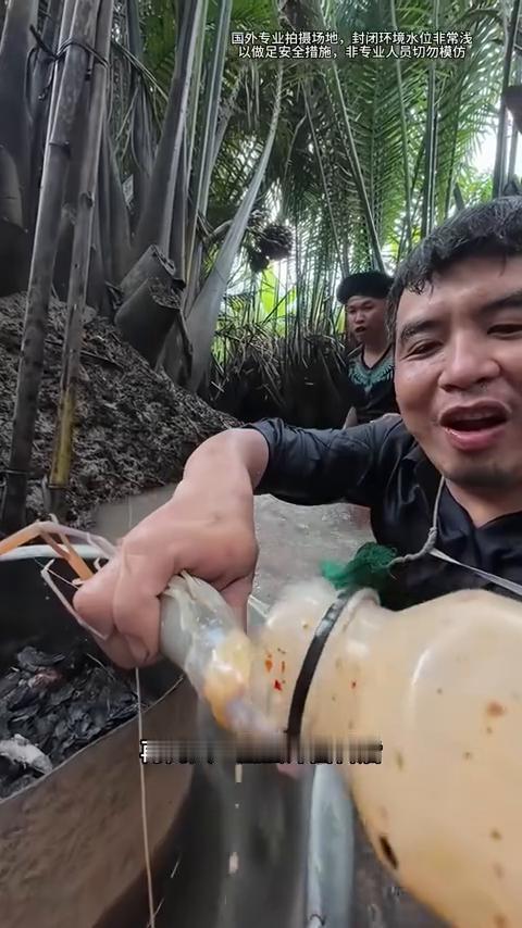 这群印尼渔民简直丧心病狂，他们将一只鲜活罗氏虾的外壳直接剥掉，里面顿时露出了晶莹