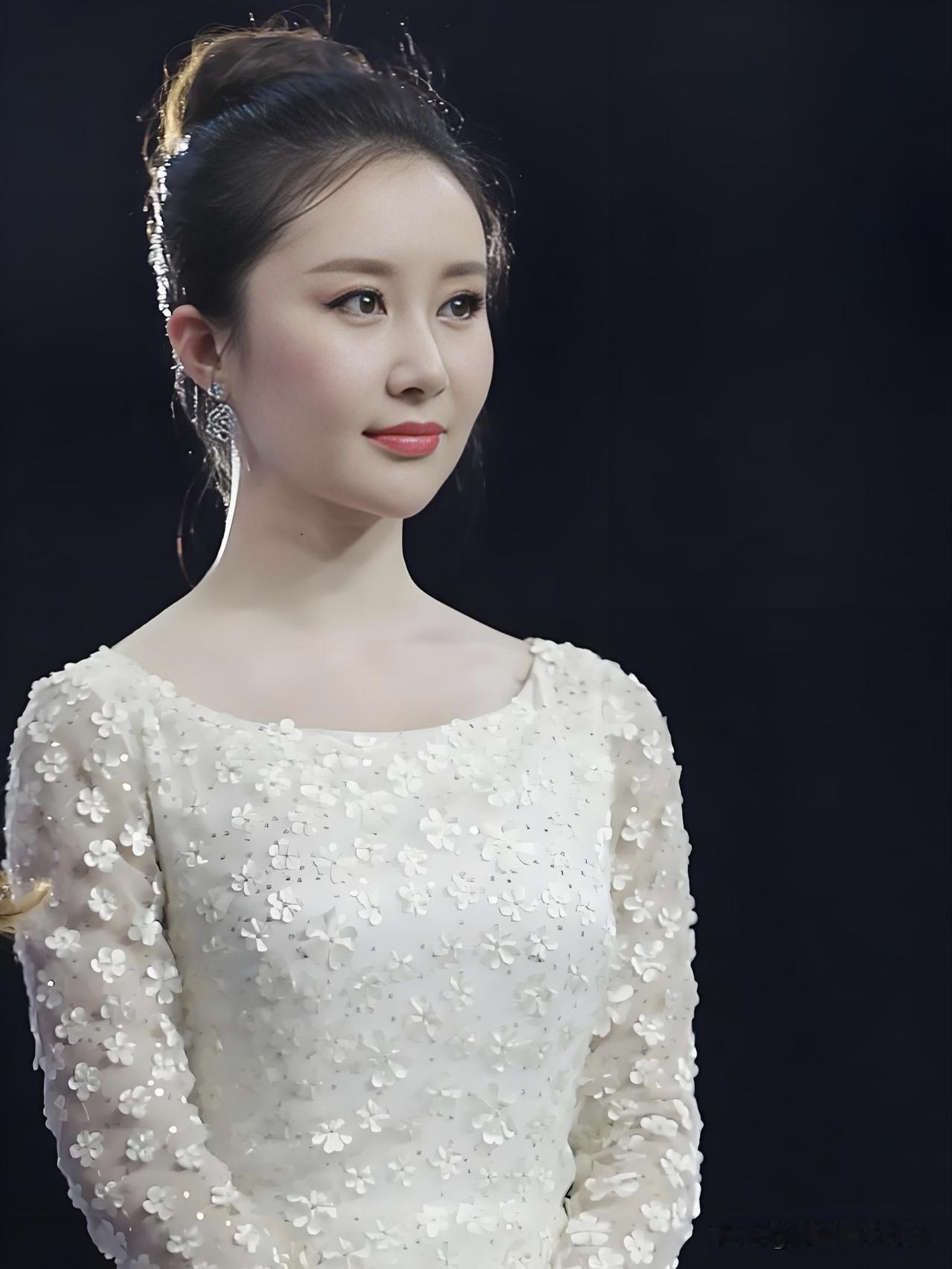 舒畅从童星时期就带着灵动灵气走来，多年来演技扎实不张扬，在不同角色里沉淀出温婉又