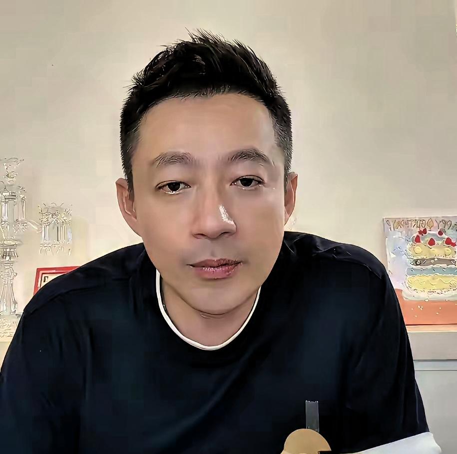 世人总以为婚姻贵在相守情义，可现实往往在利益面前不堪一击。近期汪小菲直播坦