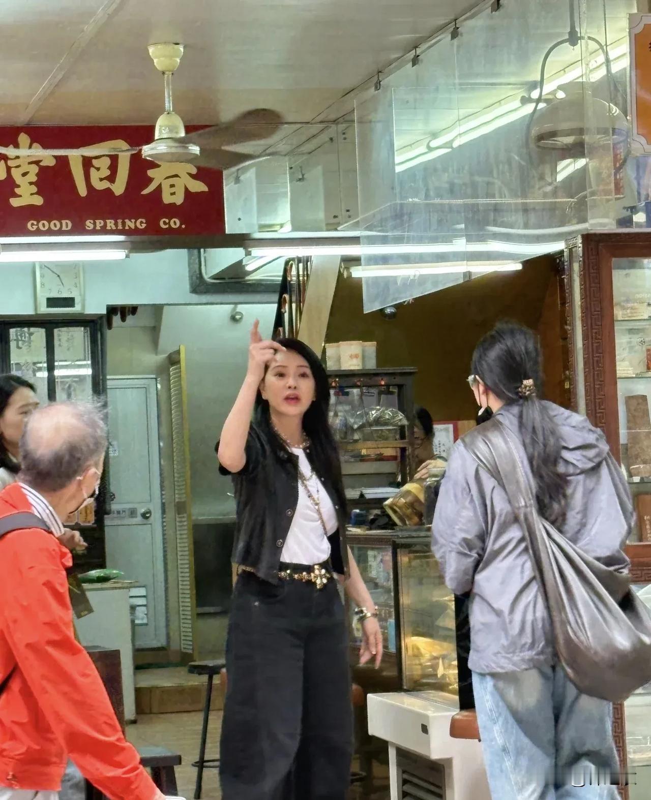 荧幕上的伊能静知书达礼，温文尔雅，就像是一个知心的大姐姐，然而有网友却说，伊能静