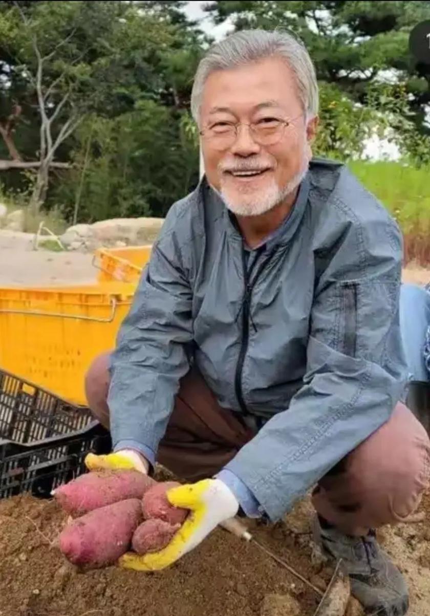 从韩国总统的位置上退休以后，他住在乡下，种菜，开书店，虽然每月领取1400万韩元