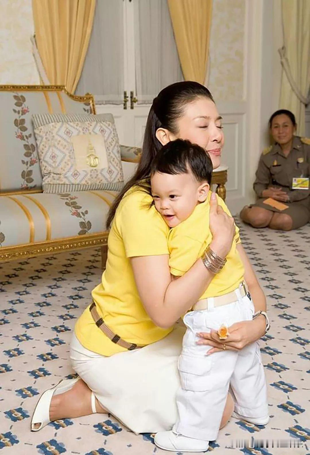 亲妈和儿子的合影就是不一样，那种母子连心的亲密感是后妈和孩子拥抱没有的画面。