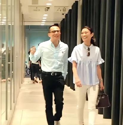 邓文迪与李泽楷在一起时的一幕，没想到他们也会有交集。邓文迪的人生轨迹跌宕起伏，一