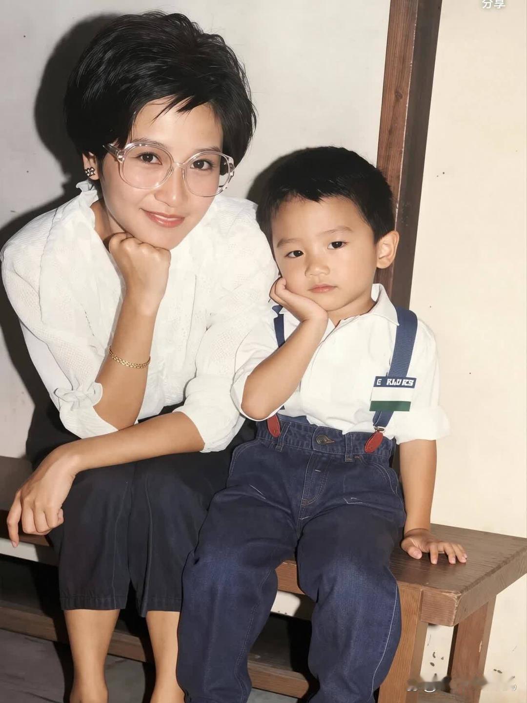 儿时谢霆锋和母亲狄波拉同框画面太惹人喜爱，小手托着下巴乖巧依偎在妈妈身旁，小小年